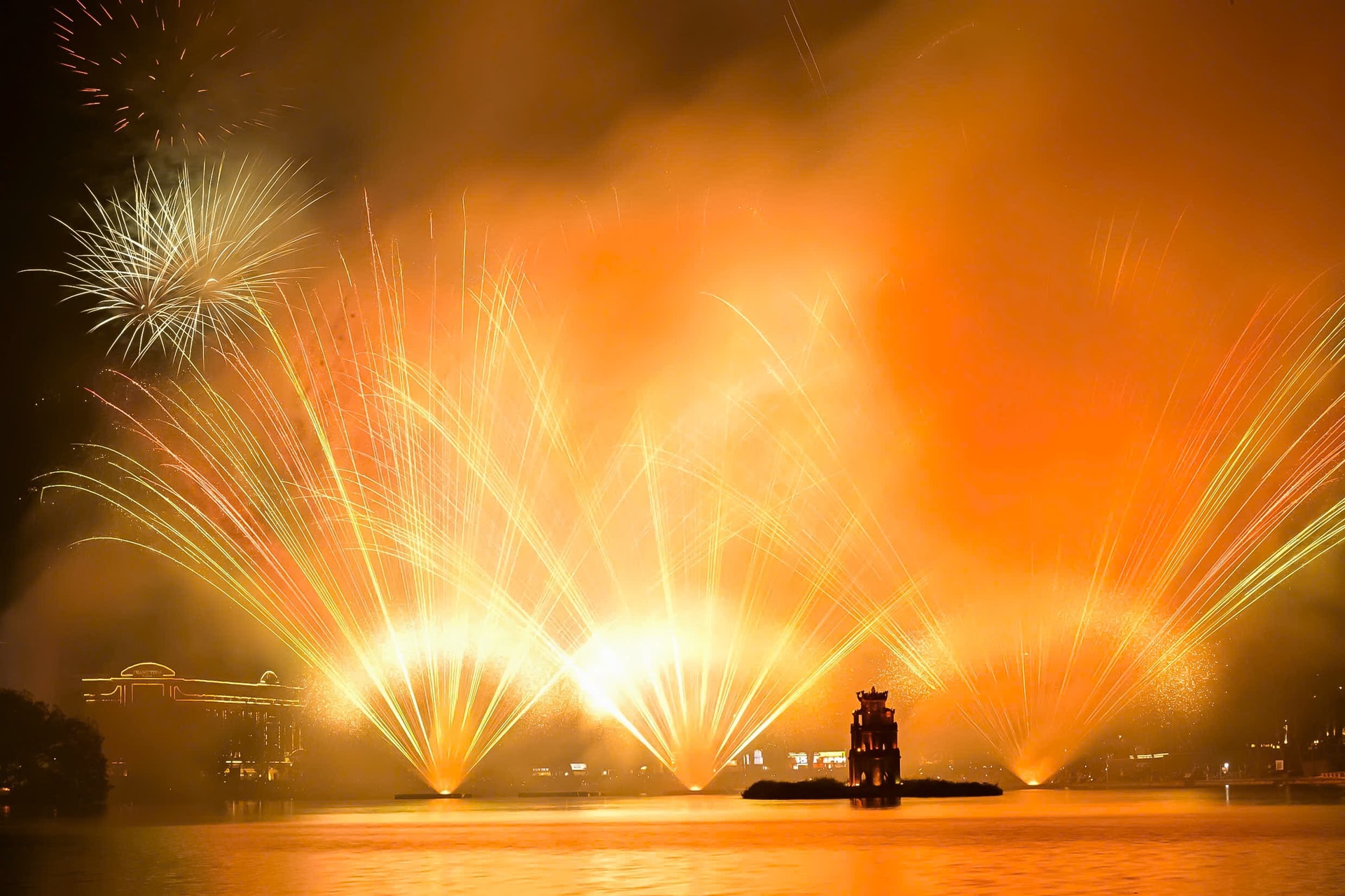 Khoảnh khắc pháo hoa thắp sáng bầu trời Hà Nội đêm giao thừa- Ảnh 2.