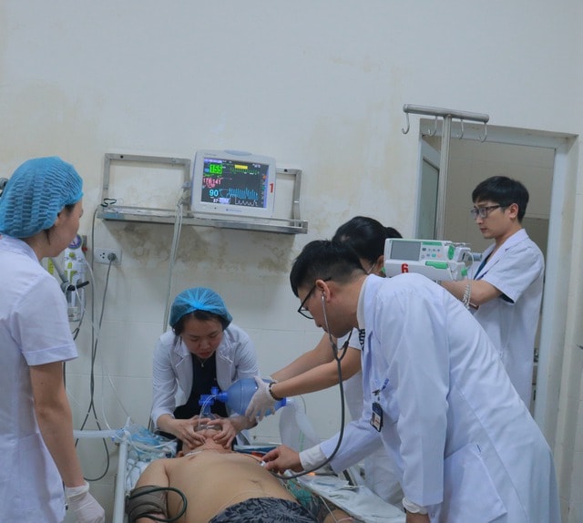 Giao thừa trắng đêm ở Bệnh viện E: Nhiều ca nguy kịch được cấp cứu kịp thời- Ảnh 2.