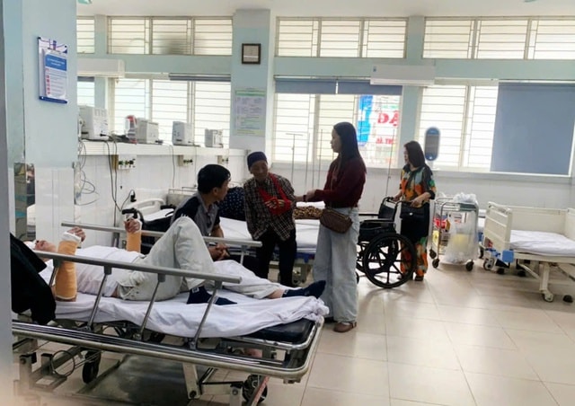 Hải Phòng ghi nhận nhiều ca cấp cứu đêm giao thừa Tết 2026- Ảnh 1. Hải Phòng ghi nhận nhiều ca cấp cứu đêm giao thừa Tết 2026- Ảnh 1.