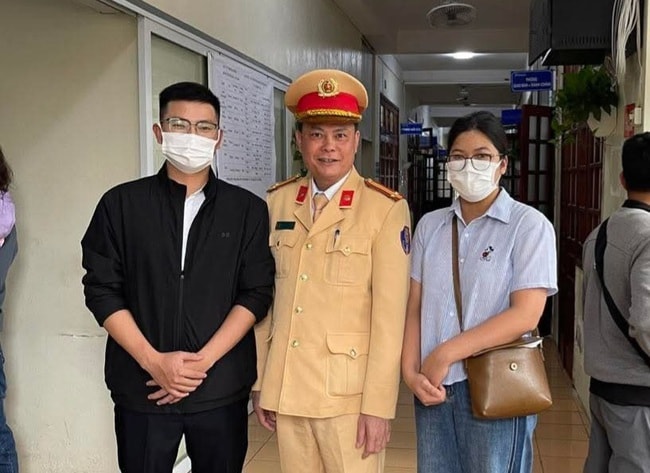 Bé 2 tháng tuổi tím tái giữa đường, CSGT dùng xe tuần tra chở đi cấp cứu- Ảnh 1. Bé 2 tháng tuổi tím tái giữa đường, CSGT dùng xe tuần tra chở đi cấp cứu- Ảnh 1.