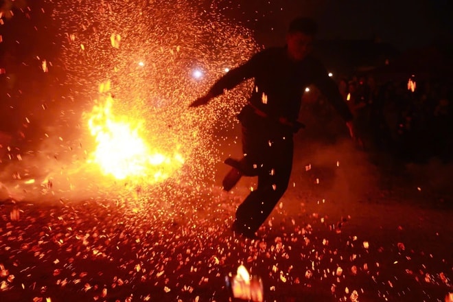 Bước nhảy thiêng của người Dao đỏ đón tổ tiên về ăn Tết- Ảnh 6. Bước nhảy thiêng của người Dao đỏ đón tổ tiên về ăn Tết- Ảnh 6.