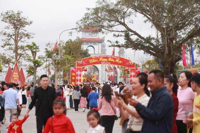Hàng nghìn người đi lễ Đền Ông Hoàng Mười trong ngày mùng 1 Tết- Ảnh 3.