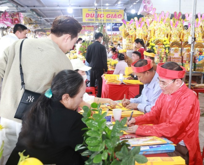 Hàng nghìn người đi lễ Đền Ông Hoàng Mười trong ngày mùng 1 Tết- Ảnh 6.