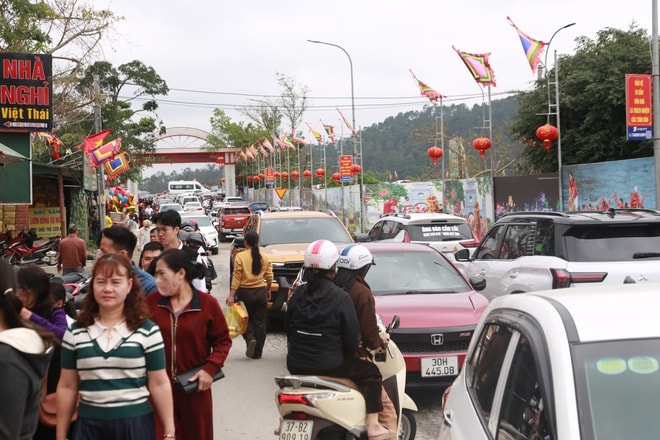 Hàng nghìn người đi lễ Đền Ông Hoàng Mười trong ngày mùng 1 Tết- Ảnh 2.