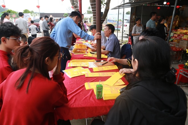 Hàng nghìn người đi lễ Đền Ông Hoàng Mười trong ngày mùng 1 Tết- Ảnh 5.