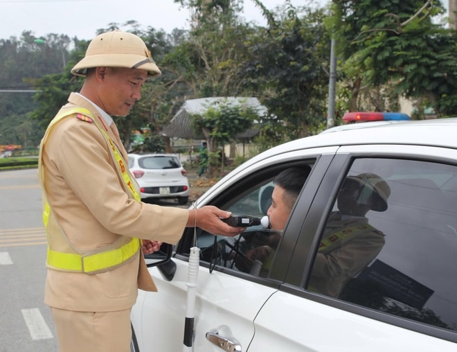 Ngày Tết vẫn xử lý nghiêm nồng độ cồn, không có ngoại lệ- Ảnh 5. Ngày Tết vẫn xử lý nghiêm nồng độ cồn, không có ngoại lệ- Ảnh 5.
