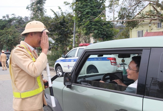Ngày Tết vẫn xử lý nghiêm nồng độ cồn, không có ngoại lệ- Ảnh 4. Ngày Tết vẫn xử lý nghiêm nồng độ cồn, không có ngoại lệ- Ảnh 4.