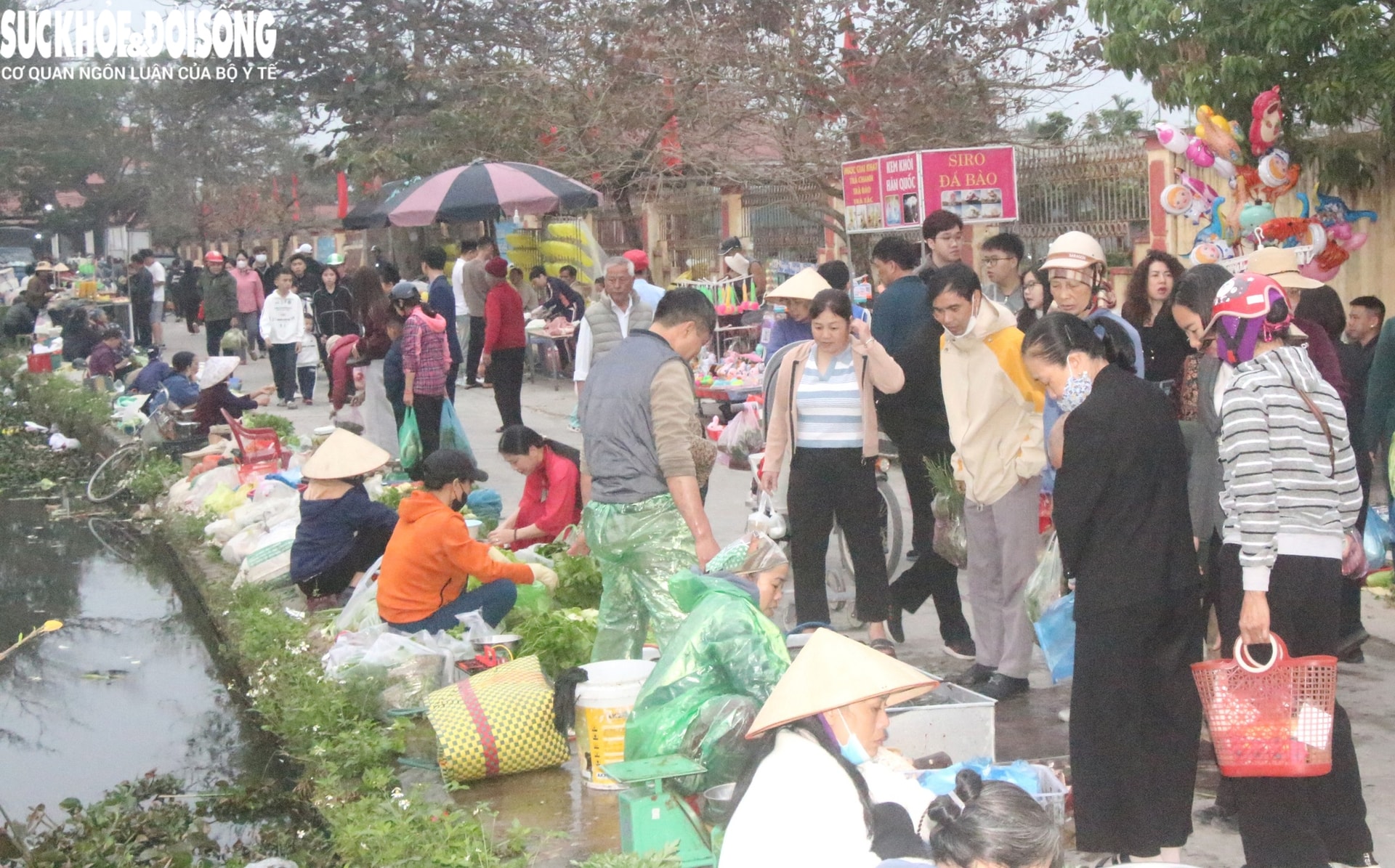 Phiên chợ 'đặc biệt' sáng mùng 2 Tết: Không mặc cả, mua may mắn, bình an- Ảnh 1.