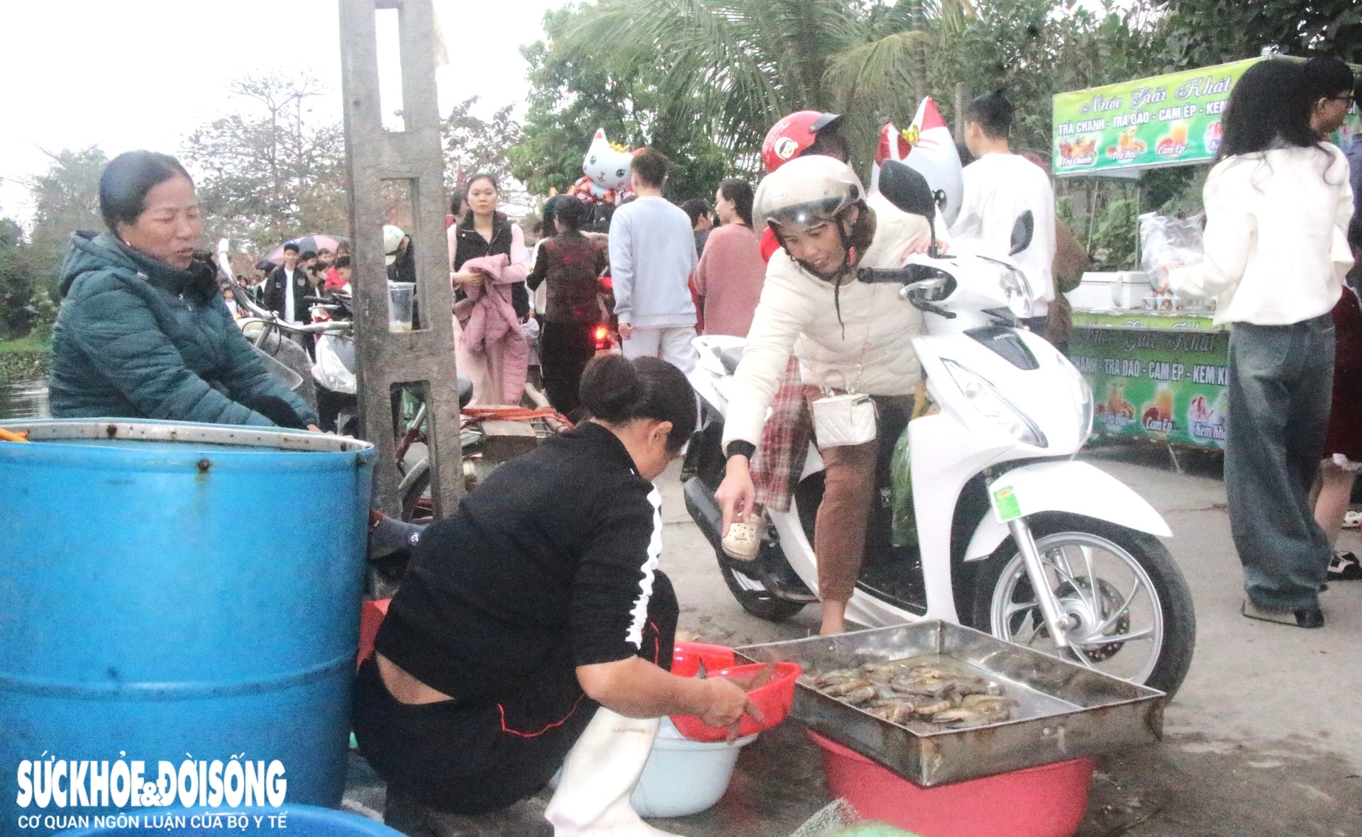 Phiên chợ 'đặc biệt' sáng mùng 2 Tết: Không mặc cả, mua may mắn, bình an- Ảnh 6.