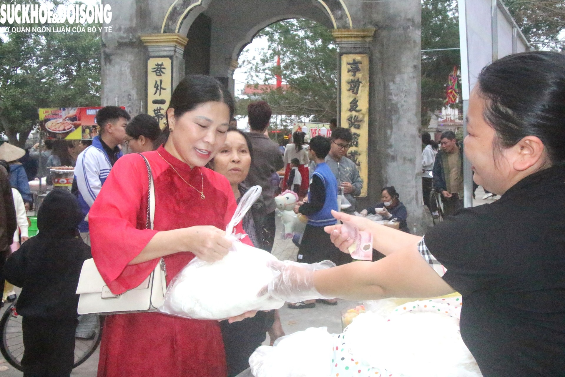 Phiên chợ 'đặc biệt' sáng mùng 2 Tết: Không mặc cả, mua may mắn, bình an- Ảnh 8.