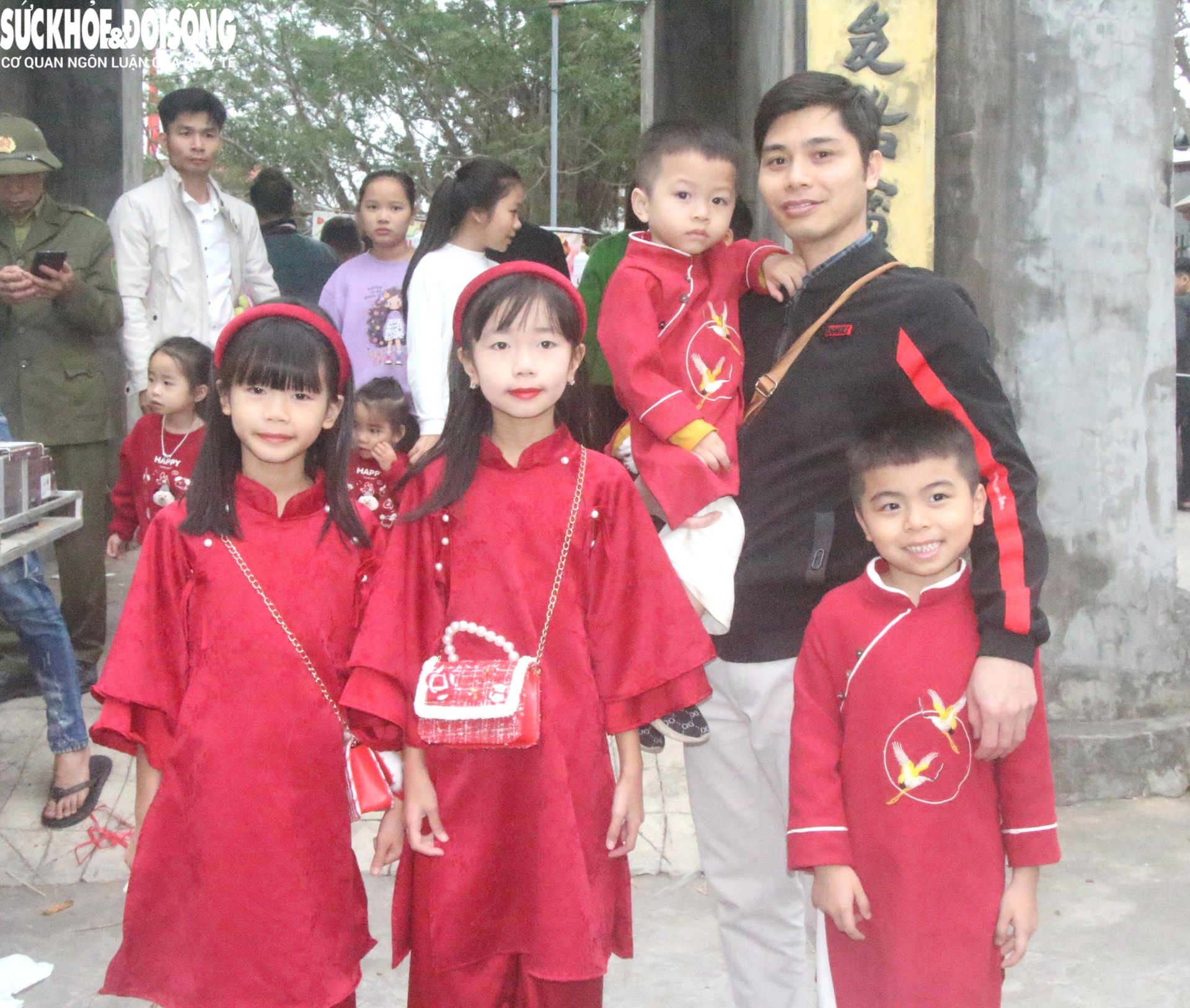 Phiên chợ 'đặc biệt' sáng mùng 2 Tết: Không mặc cả, mua may mắn, bình an- Ảnh 13.