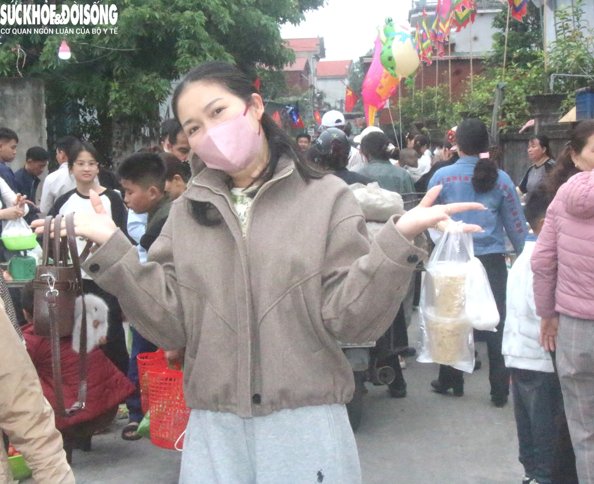 Phiên chợ 'đặc biệt' sáng mùng 2 Tết: Không mặc cả, mua may mắn, bình an- Ảnh 14.