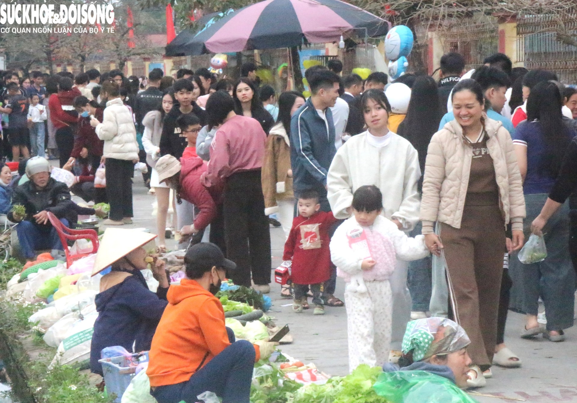 Phiên chợ 'đặc biệt' sáng mùng 2 Tết: Không mặc cả, mua may mắn, bình an- Ảnh 17.