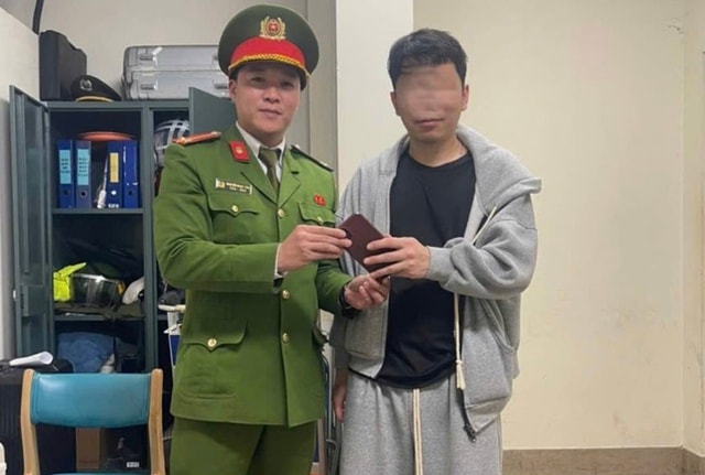 Cán bộ Đồn Công an Sân bay Quốc tế Nội Bài giúp hành khách tìm lại iPhone 14 Promax- Ảnh 1. Cán bộ Đồn Công an Sân bay Quốc tế Nội Bài giúp hành khách tìm lại iPhone 14 Promax- Ảnh 1.