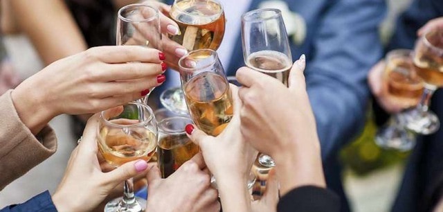 Từ chối chén rượu mừng ngày Tết: Kém nhiệt tình hay hành động văn minh? - Ảnh 3.