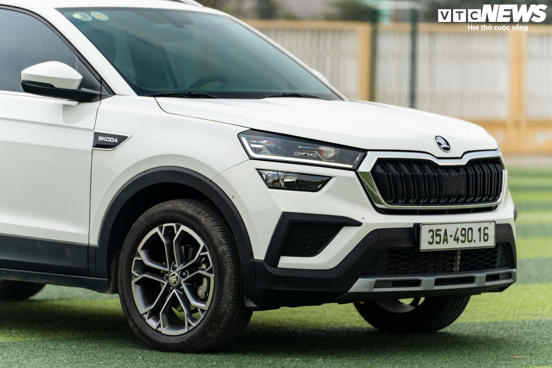 Skoda Kushaq được trang bị khối động cơ 1.0 TSI tăng áp. Động cơ này cung cấp công suất tối đa 115 mã lực và mô-men xoắn cực đại 178 Nm, truyền lực tới bánh trước qua hộp số tự động 6 cấp.