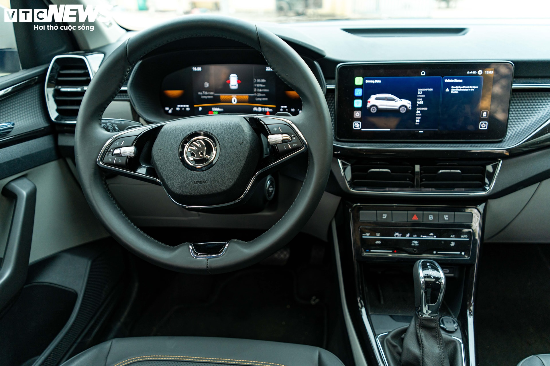 Các tính năng hỗ trợ lái bao gồm hệ thống cân bằng điện tử (ESC), hỗ trợ khởi hành ngang dốc, cảm biến áp suất lốp và hệ thống phanh tự động sau va chạm (Multi-Collision Brake), cruise control (kiểm soát hành trình) . Ngoài ra, xe còn được trang bị 6 túi khí, cảm biến hỗ trợ đỗ xe và camera lùi.