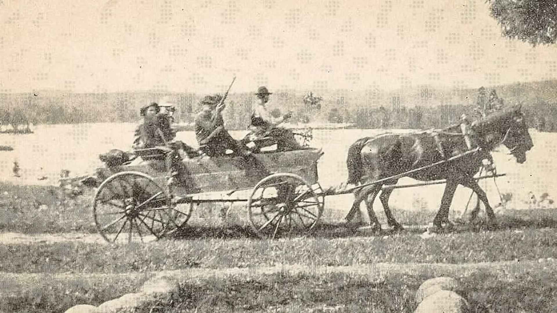 Xe ngựa kiểu dáng Shooting Brake (xe bốn bánh dùng cho săn bắn) vào năm 1903, một trong những thiết kế tiền thân của dòng xe đa dụng hiện đại.