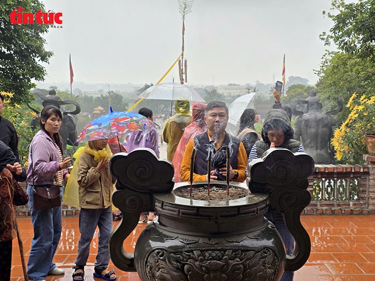 Khách thập phương đội mưa xuân vãn cảnh chùa Địa Tạng Phi Lai- Ảnh 8. Khách thập phương đội mưa xuân vãn cảnh chùa Địa Tạng Phi Lai- Ảnh 8.