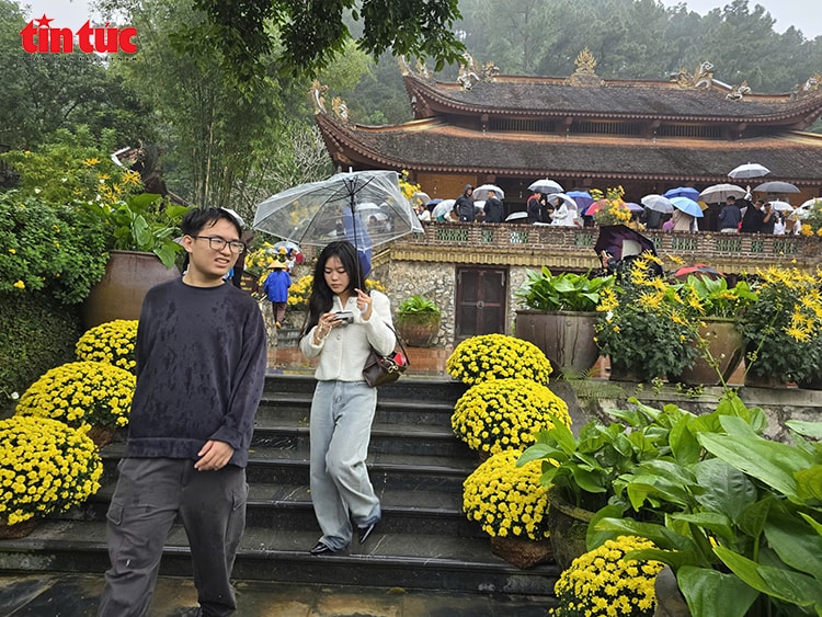 Khách thập phương đội mưa xuân vãn cảnh chùa Địa Tạng Phi Lai- Ảnh 9. Khách thập phương đội mưa xuân vãn cảnh chùa Địa Tạng Phi Lai- Ảnh 9.
