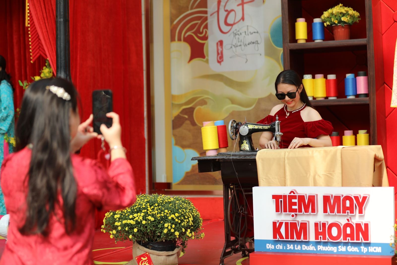 TP Hồ Chí Minh: Người dân, du khách rộn ràng du Xuân trong ngày mùng 3 Tết- Ảnh 8. TP Hồ Chí Minh: Người dân, du khách rộn ràng du Xuân trong ngày mùng 3 Tết- Ảnh 8.