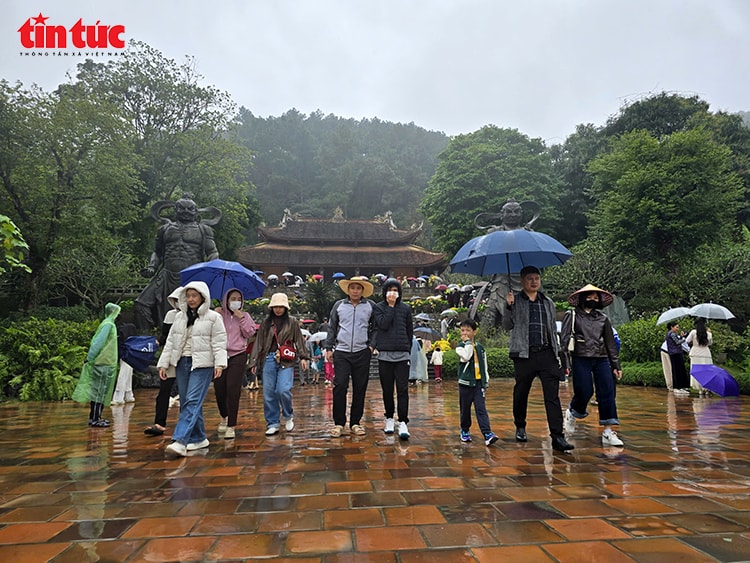 Khách thập phương đội mưa xuân vãn cảnh chùa Địa Tạng Phi Lai- Ảnh 10. Khách thập phương đội mưa xuân vãn cảnh chùa Địa Tạng Phi Lai- Ảnh 10.