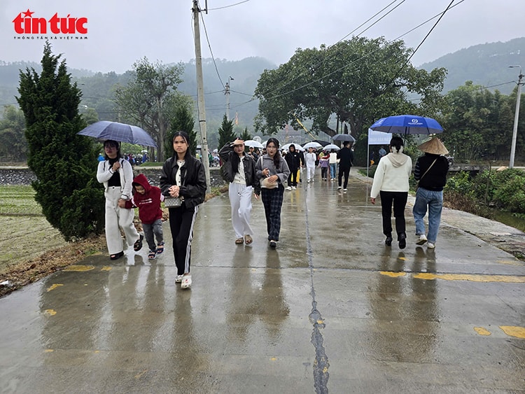 Khách thập phương đội mưa xuân vãn cảnh chùa Địa Tạng Phi Lai- Ảnh 11. Khách thập phương đội mưa xuân vãn cảnh chùa Địa Tạng Phi Lai- Ảnh 11.