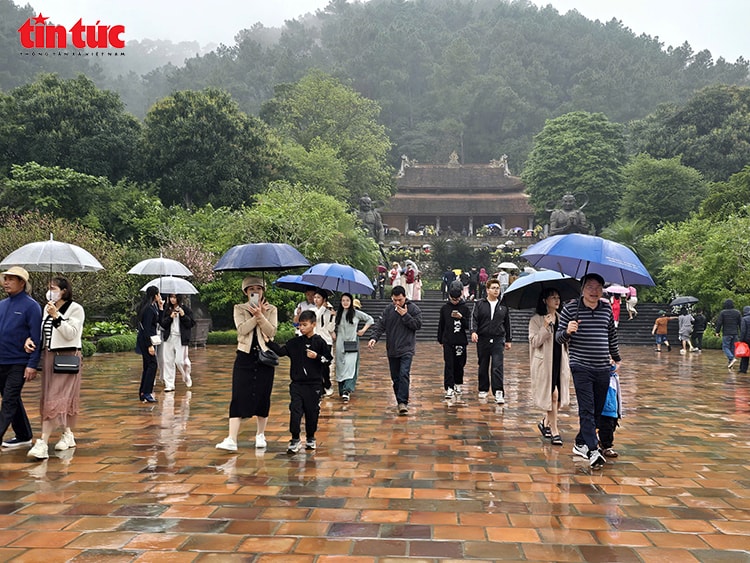 Khách thập phương đội mưa xuân vãn cảnh chùa Địa Tạng Phi Lai- Ảnh 2. Khách thập phương đội mưa xuân vãn cảnh chùa Địa Tạng Phi Lai- Ảnh 2.