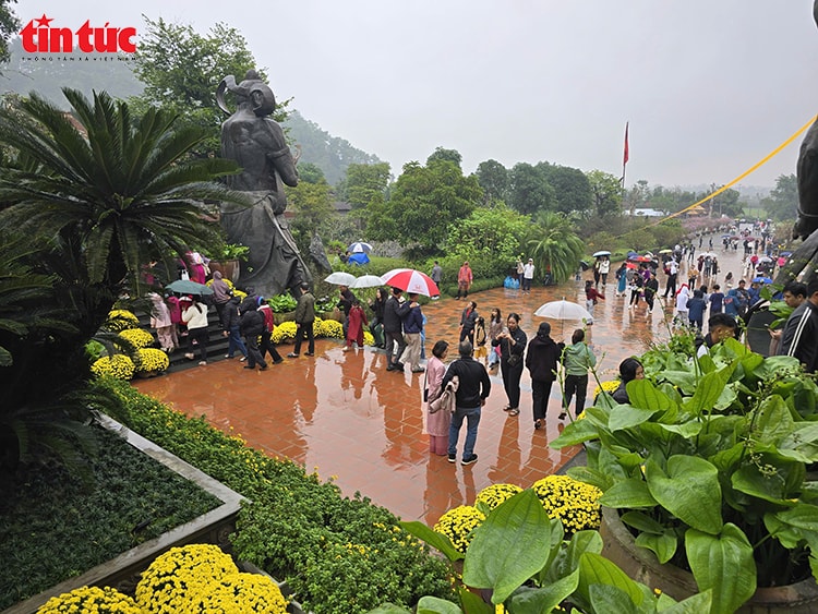 Khách thập phương đội mưa xuân vãn cảnh chùa Địa Tạng Phi Lai- Ảnh 3. Khách thập phương đội mưa xuân vãn cảnh chùa Địa Tạng Phi Lai- Ảnh 3.