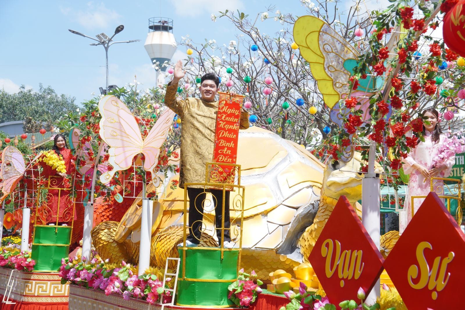 TP Hồ Chí Minh: Người dân, du khách rộn ràng du Xuân trong ngày mùng 3 Tết- Ảnh 11. TP Hồ Chí Minh: Người dân, du khách rộn ràng du Xuân trong ngày mùng 3 Tết- Ảnh 11.