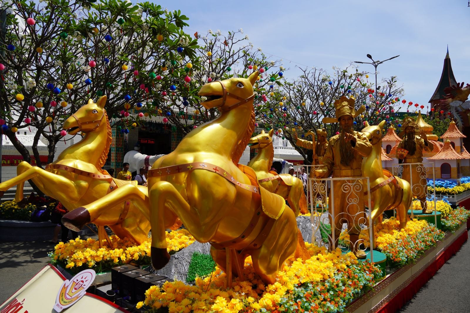 TP Hồ Chí Minh: Người dân, du khách rộn ràng du Xuân trong ngày mùng 3 Tết- Ảnh 5. TP Hồ Chí Minh: Người dân, du khách rộn ràng du Xuân trong ngày mùng 3 Tết- Ảnh 5.