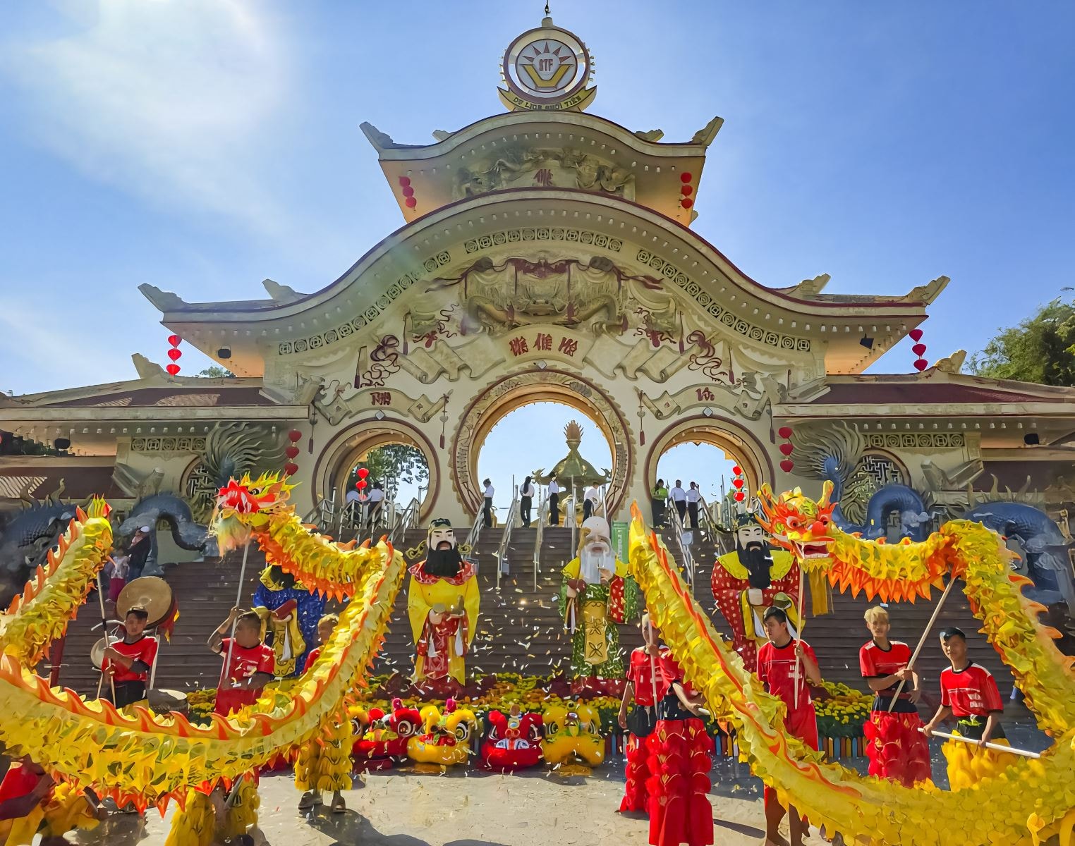 TP Hồ Chí Minh: Người dân, du khách rộn ràng du Xuân trong ngày mùng 3 Tết- Ảnh 1. TP Hồ Chí Minh: Người dân, du khách rộn ràng du Xuân trong ngày mùng 3 Tết- Ảnh 1.