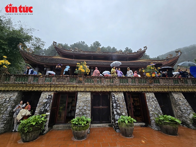 Khách thập phương đội mưa xuân vãn cảnh chùa Địa Tạng Phi Lai- Ảnh 5. Khách thập phương đội mưa xuân vãn cảnh chùa Địa Tạng Phi Lai- Ảnh 5.