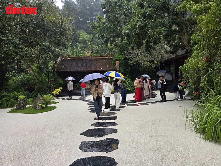 Khách thập phương đội mưa xuân vãn cảnh chùa Địa Tạng Phi Lai- Ảnh 6. Khách thập phương đội mưa xuân vãn cảnh chùa Địa Tạng Phi Lai- Ảnh 6.