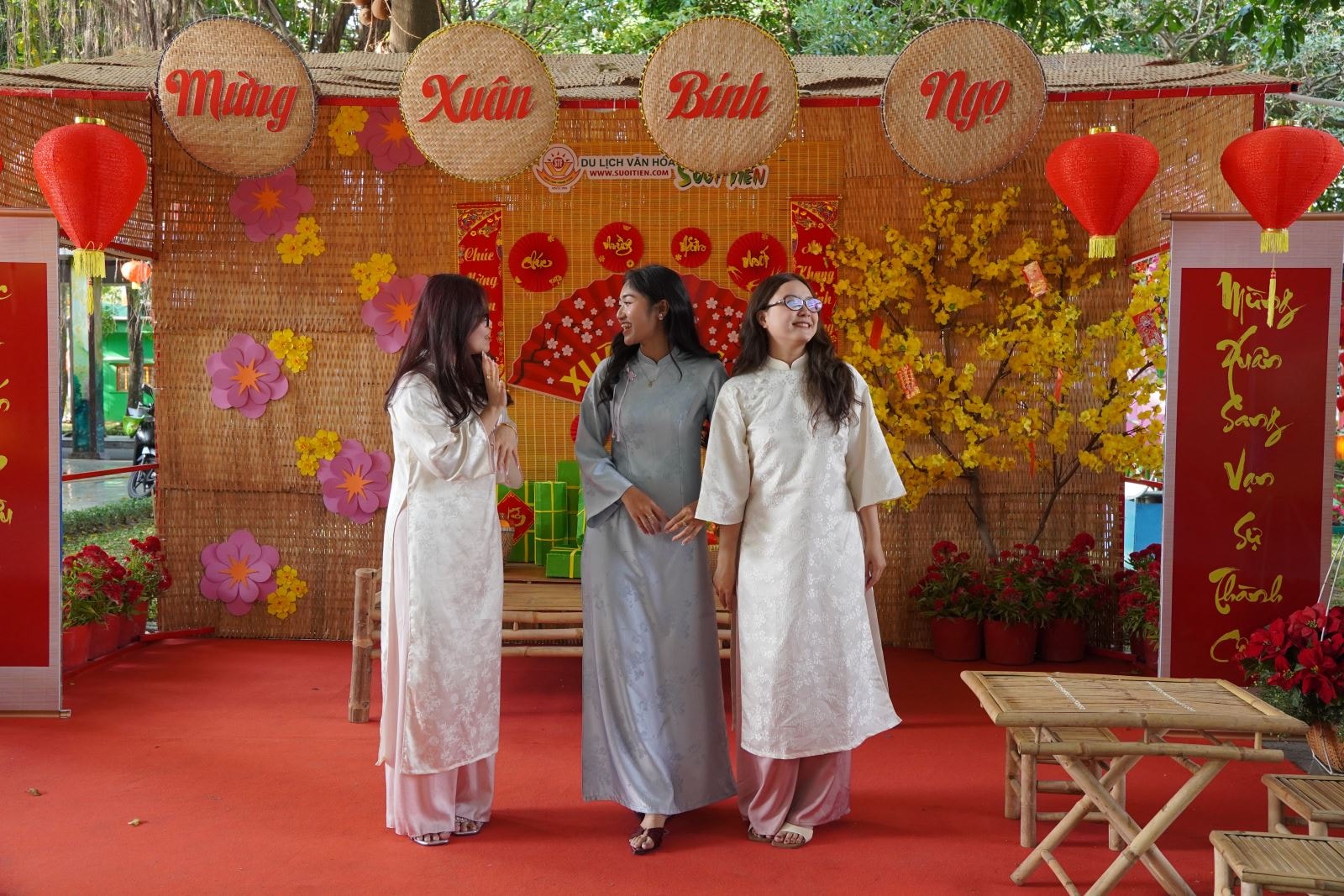 TP Hồ Chí Minh: Người dân, du khách rộn ràng du Xuân trong ngày mùng 3 Tết- Ảnh 10. TP Hồ Chí Minh: Người dân, du khách rộn ràng du Xuân trong ngày mùng 3 Tết- Ảnh 10.