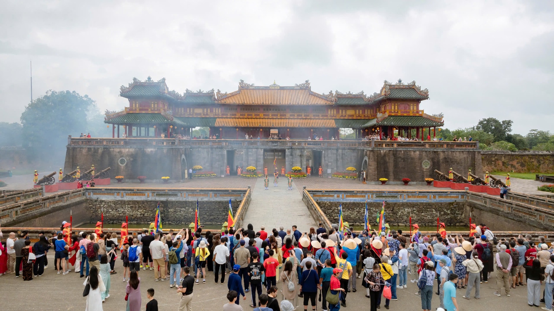 Di sản Huế 'khoác áo xuân' lộng lẫy, du khách quốc tế nườm nượp đổ về- Ảnh 5. Di sản Huế 'khoác áo xuân' lộng lẫy, du khách quốc tế nườm nượp đổ về- Ảnh 5.