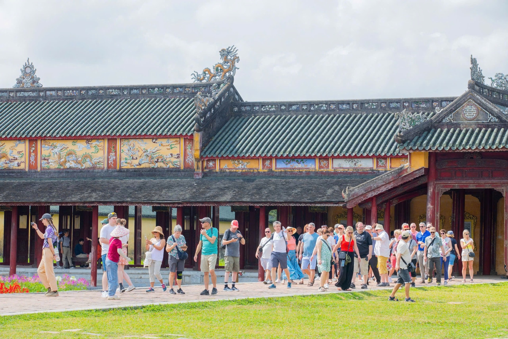 Di sản Huế 'khoác áo xuân' lộng lẫy, du khách quốc tế nườm nượp đổ về- Ảnh 3. Di sản Huế 'khoác áo xuân' lộng lẫy, du khách quốc tế nườm nượp đổ về- Ảnh 3.