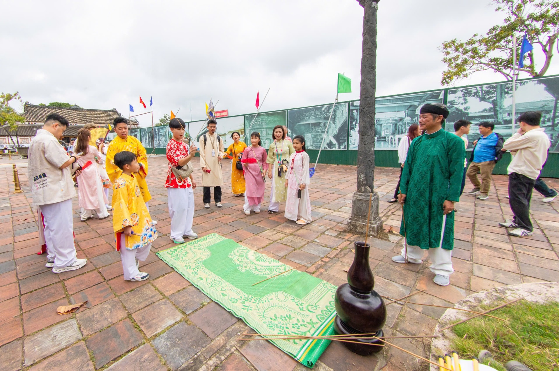 Di sản Huế 'khoác áo xuân' lộng lẫy, du khách quốc tế nườm nượp đổ về- Ảnh 6. Di sản Huế 'khoác áo xuân' lộng lẫy, du khách quốc tế nườm nượp đổ về- Ảnh 6.