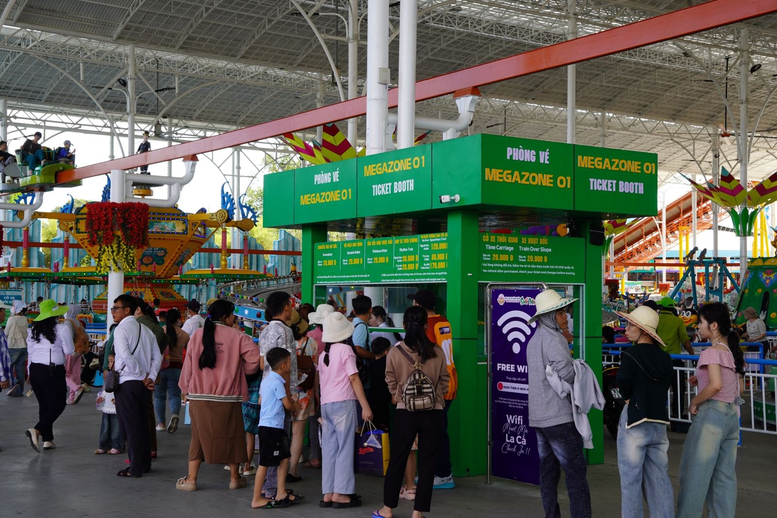 TP Hồ Chí Minh: Người dân, du khách rộn ràng du Xuân trong ngày mùng 3 Tết- Ảnh 3. TP Hồ Chí Minh: Người dân, du khách rộn ràng du Xuân trong ngày mùng 3 Tết- Ảnh 3.