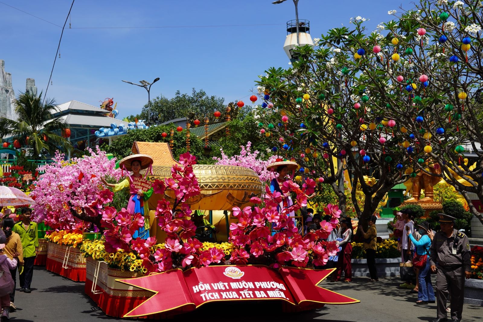 TP Hồ Chí Minh: Người dân, du khách rộn ràng du Xuân trong ngày mùng 3 Tết- Ảnh 4. TP Hồ Chí Minh: Người dân, du khách rộn ràng du Xuân trong ngày mùng 3 Tết- Ảnh 4.