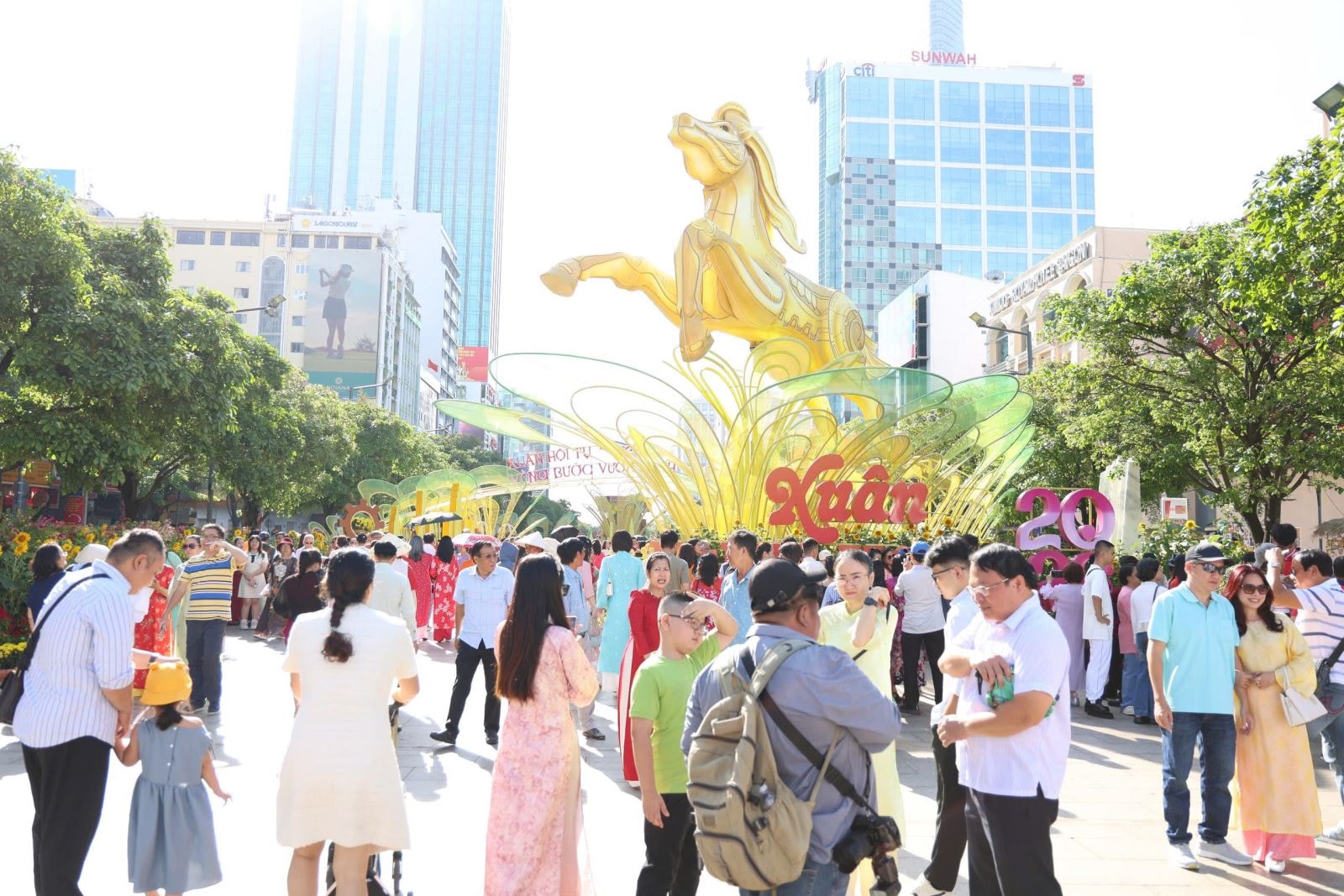 TP Hồ Chí Minh: Người dân, du khách rộn ràng du Xuân trong ngày mùng 3 Tết- Ảnh 6. TP Hồ Chí Minh: Người dân, du khách rộn ràng du Xuân trong ngày mùng 3 Tết- Ảnh 6.