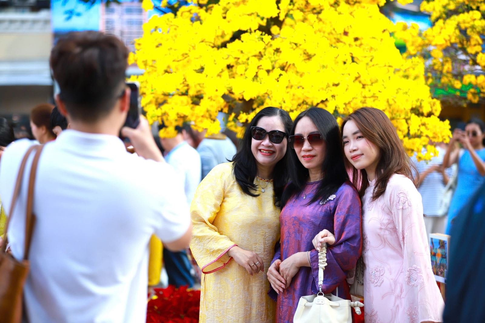 TP Hồ Chí Minh: Người dân, du khách rộn ràng du Xuân trong ngày mùng 3 Tết- Ảnh 7. TP Hồ Chí Minh: Người dân, du khách rộn ràng du Xuân trong ngày mùng 3 Tết- Ảnh 7.