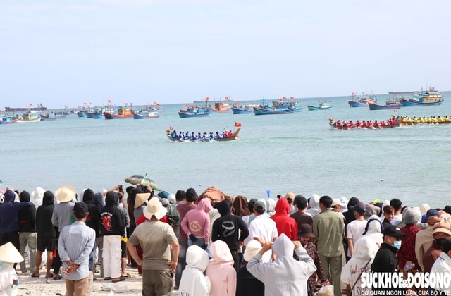 Đua thuyền mùng 3 Tết: Rộn ràng sóng nước đầu Xuân tại Khánh Hòa- Ảnh 8. Đua thuyền mùng 3 Tết: Rộn ràng sóng nước đầu Xuân tại Khánh Hòa- Ảnh 8.