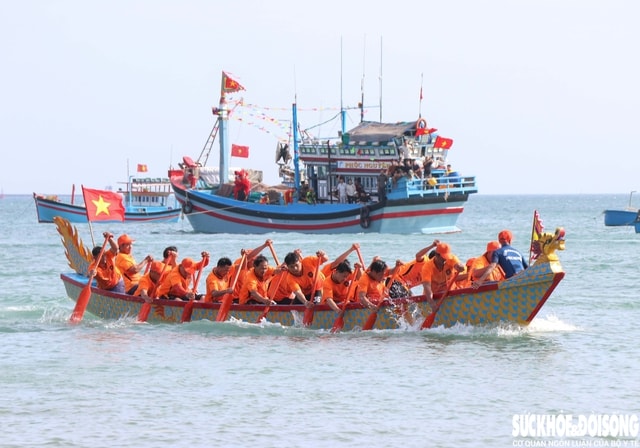 Đua thuyền mùng 3 Tết: Rộn ràng sóng nước đầu Xuân tại Khánh Hòa- Ảnh 7. Đua thuyền mùng 3 Tết: Rộn ràng sóng nước đầu Xuân tại Khánh Hòa- Ảnh 7.