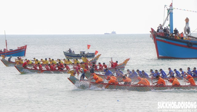 Đua thuyền mùng 3 Tết: Rộn ràng sóng nước đầu Xuân tại Khánh Hòa- Ảnh 6. Đua thuyền mùng 3 Tết: Rộn ràng sóng nước đầu Xuân tại Khánh Hòa- Ảnh 6.