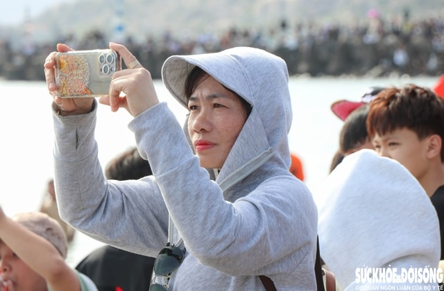 Đua thuyền mùng 3 Tết: Rộn ràng sóng nước đầu Xuân tại Khánh Hòa- Ảnh 5. Đua thuyền mùng 3 Tết: Rộn ràng sóng nước đầu Xuân tại Khánh Hòa- Ảnh 5.