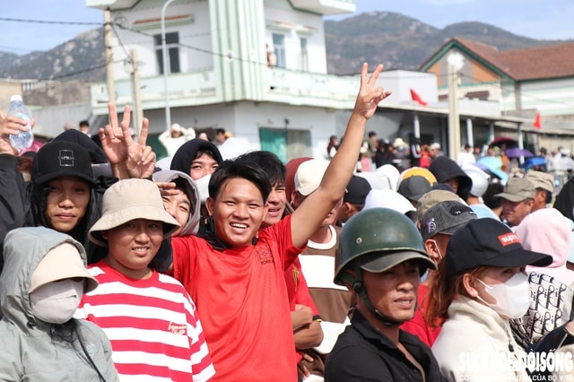 Đua thuyền mùng 3 Tết: Rộn ràng sóng nước đầu Xuân tại Khánh Hòa- Ảnh 4. Đua thuyền mùng 3 Tết: Rộn ràng sóng nước đầu Xuân tại Khánh Hòa- Ảnh 4.