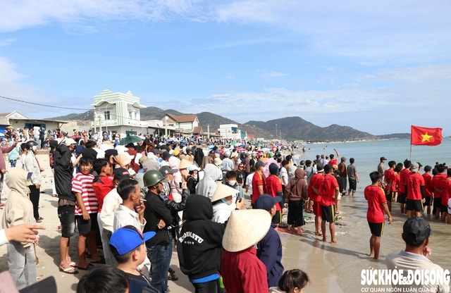 Đua thuyền mùng 3 Tết: Rộn ràng sóng nước đầu Xuân tại Khánh Hòa- Ảnh 3. Đua thuyền mùng 3 Tết: Rộn ràng sóng nước đầu Xuân tại Khánh Hòa- Ảnh 3.