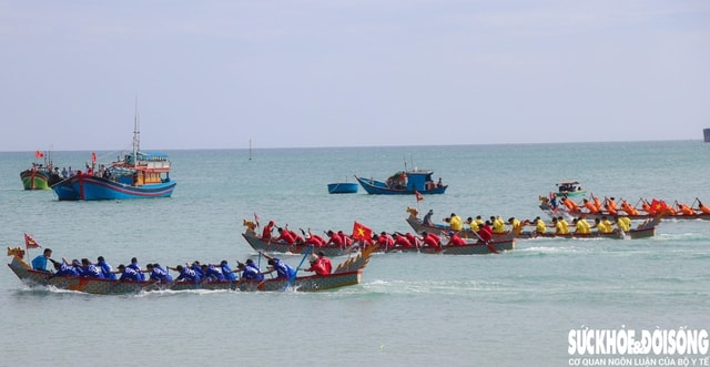 Đua thuyền mùng 3 Tết: Rộn ràng sóng nước đầu Xuân tại Khánh Hòa- Ảnh 2. Đua thuyền mùng 3 Tết: Rộn ràng sóng nước đầu Xuân tại Khánh Hòa- Ảnh 2.