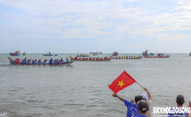 Đua thuyền mùng 3 Tết: Rộn ràng sóng nước đầu Xuân tại Khánh Hòa- Ảnh 1. Đua thuyền mùng 3 Tết: Rộn ràng sóng nước đầu Xuân tại Khánh Hòa- Ảnh 1.